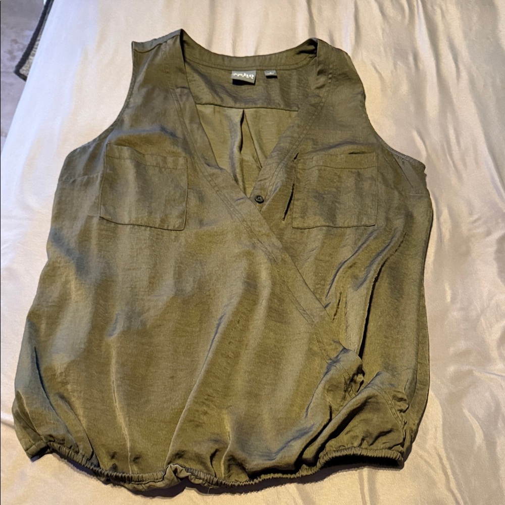 Soho Olive Green Sleeveless V-Neck Tank with Pocket Detail